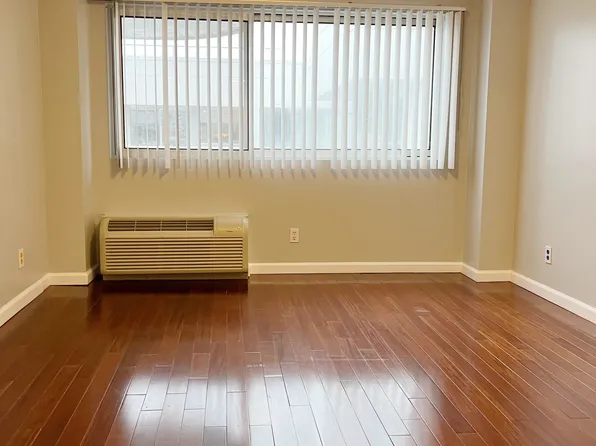 88 Cuttermill Rd #5, Great Neck, NY 11021