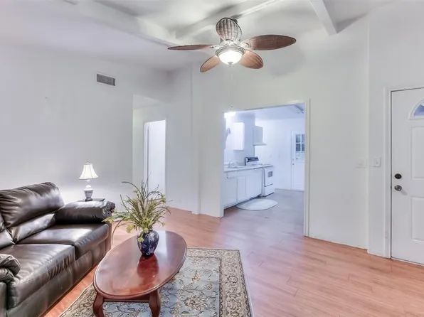 2240 Easley Cir, Huntsville, TX 77320