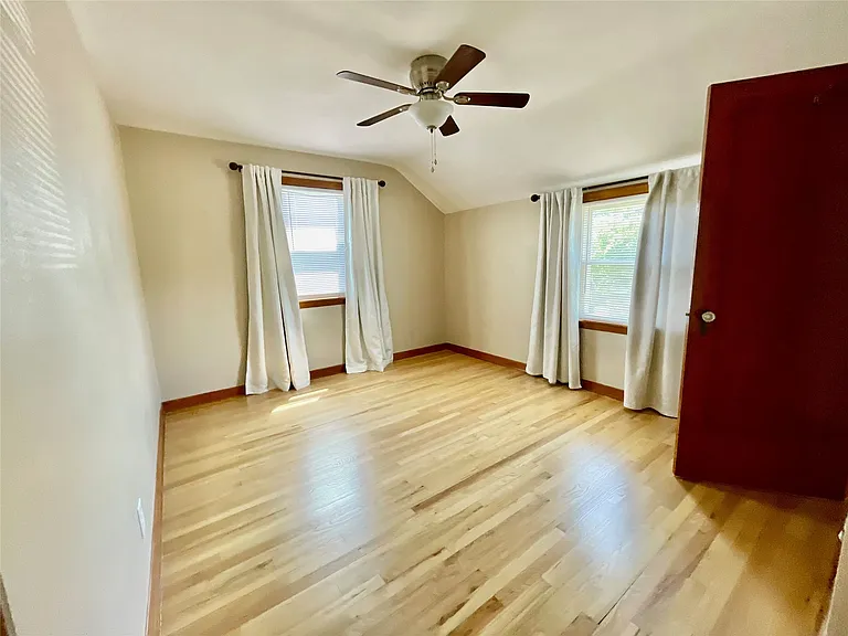 2727 Hall St — Photo 7
