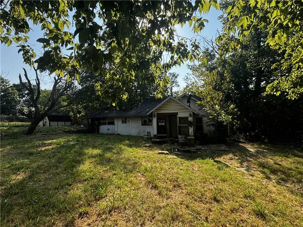 202 S Parrott Dr, Huntsville, AR 72740