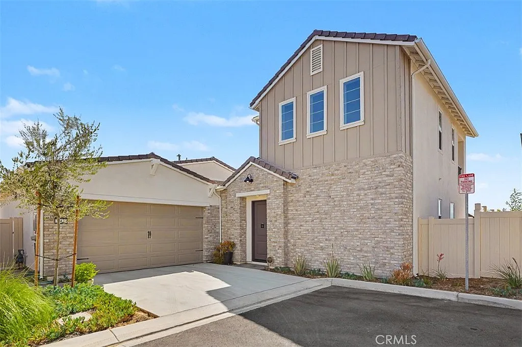2 bed, 4.0 bath, 2269 sqft, $5,500 — Photo 1