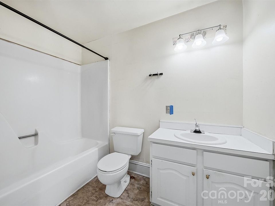 32nd image of 121 5th Ave NE