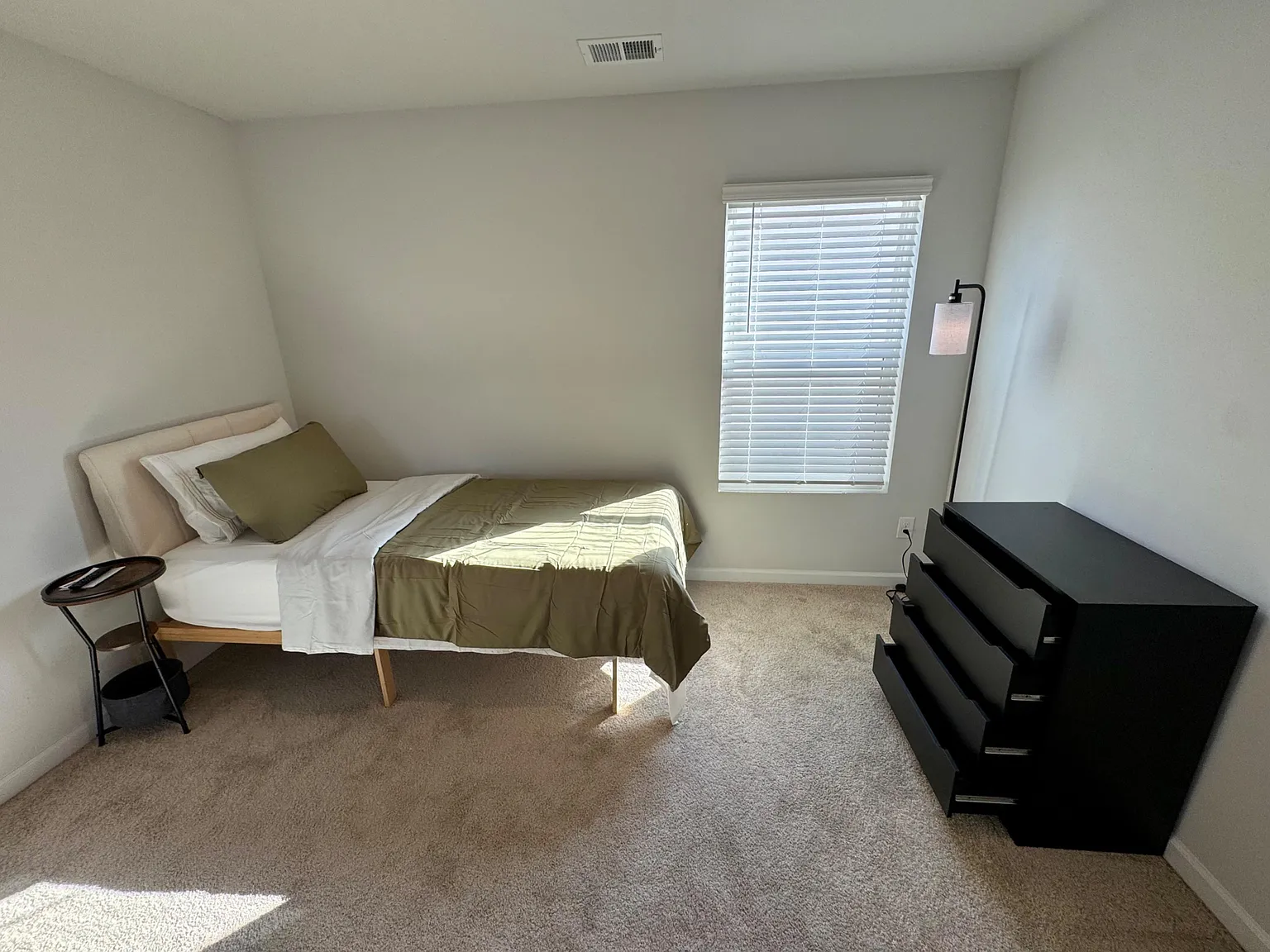 4 bed, 2.5 bath, 1976 sqft, $806 — Photo 3