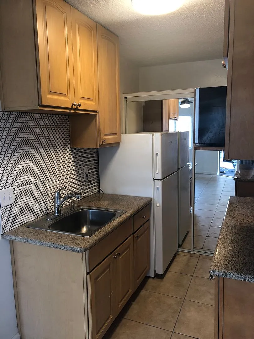 588 E. Mel Avenue - Hermosa Palms — Photo 2