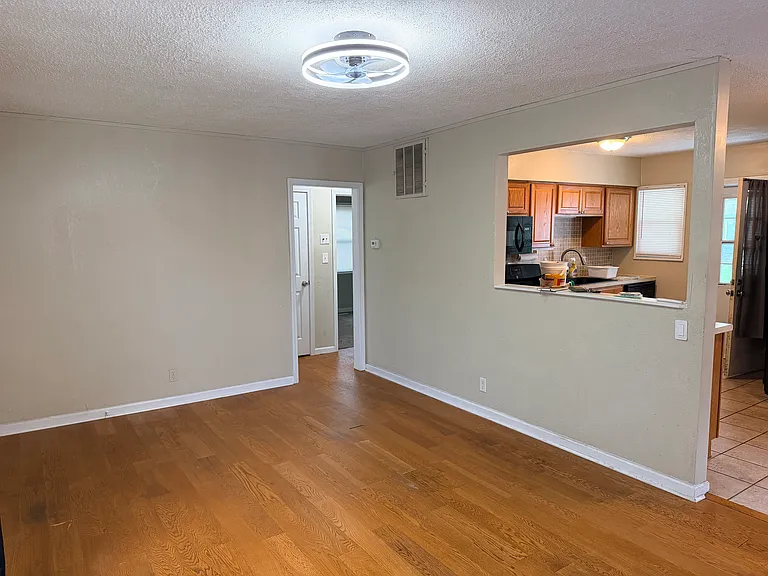 5211 N Indiana Ave — Photo 2