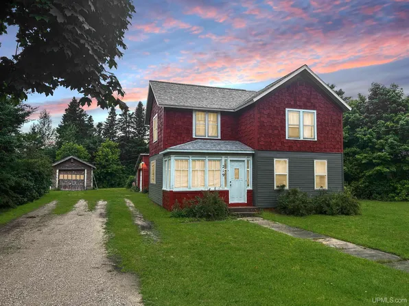 219 N Maple St, Manistique, MI 49854