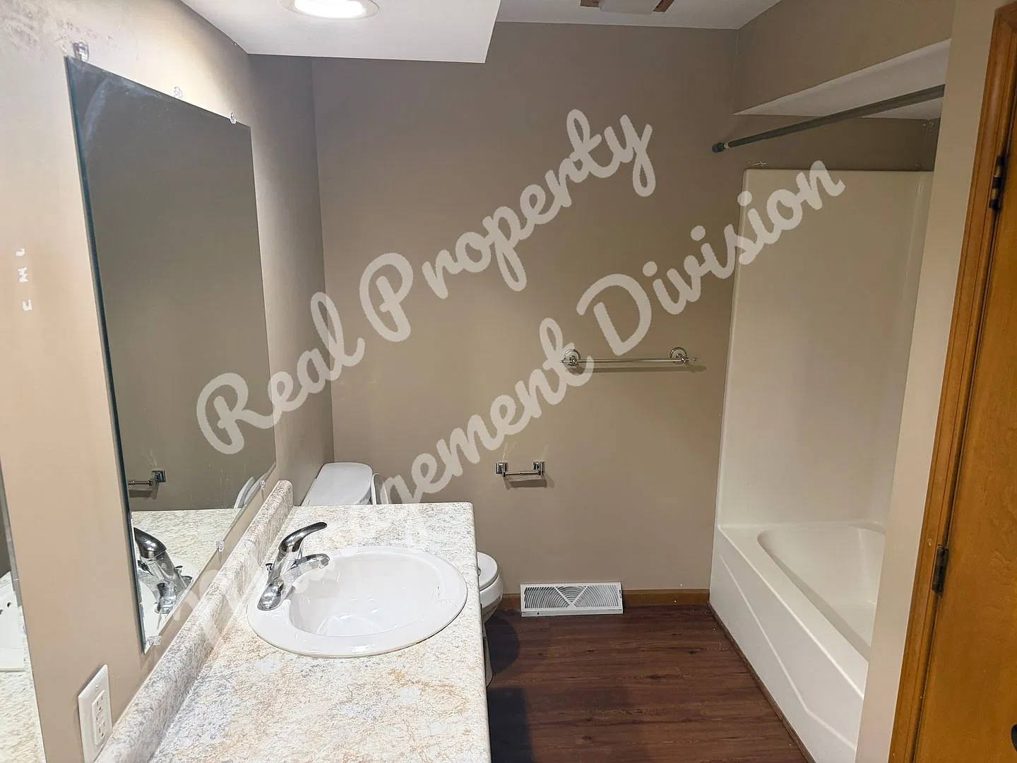 2 Bed / 1.5 Bath Near the Lake Fireplace, Garage, W/D Included — Photo 3