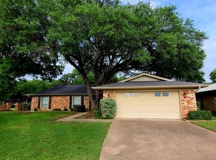 709 Putter Dr, Fort Worth, TX 76112