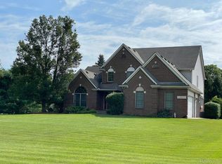 4559 Windberry Ln, Milford, MI