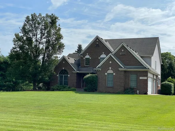 4559 Windberry Ln, Milford, MI 48380
