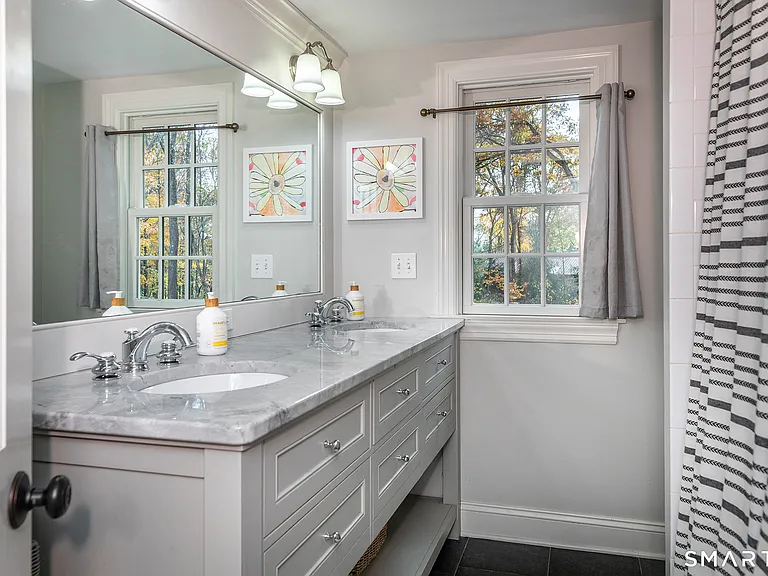 255 Woodbury Rd — Photo 17