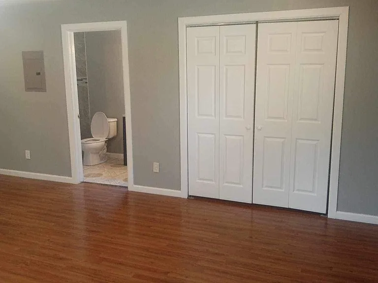 607 E Southcross Blvd — Photo 12
