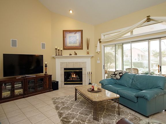 3rd image of 1549 Glenlake Cir
