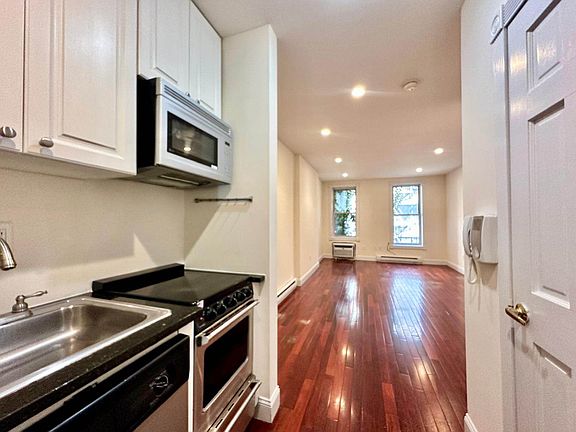 3rd image of 421 W 56th St #4X