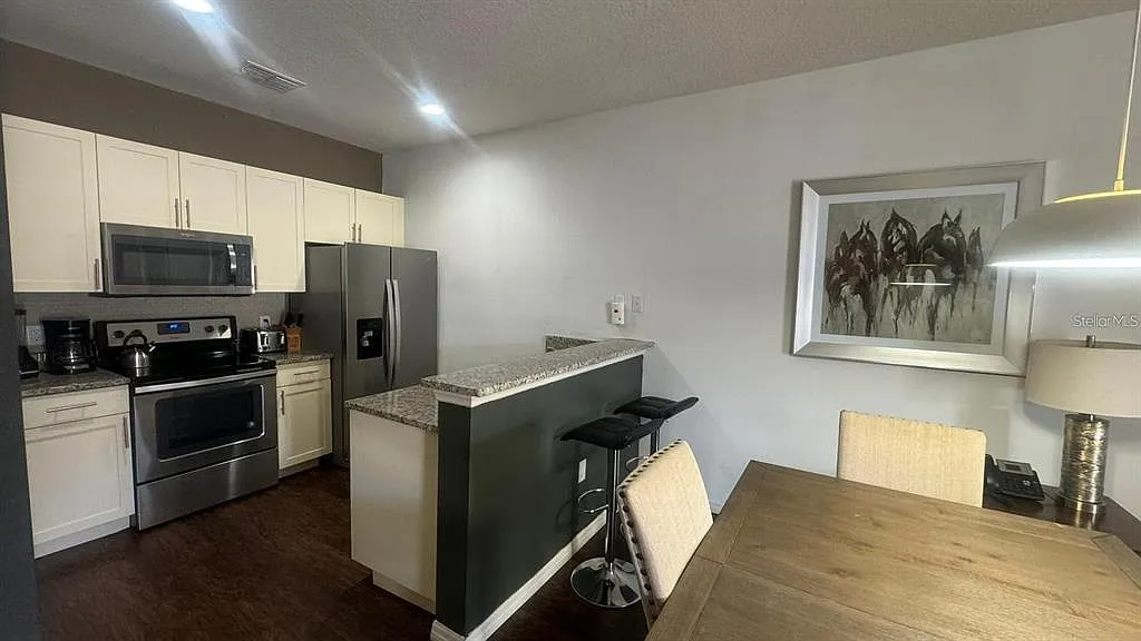 3 bed, 2.0 bath, 1300 sqft, $1,900 — Photo 4