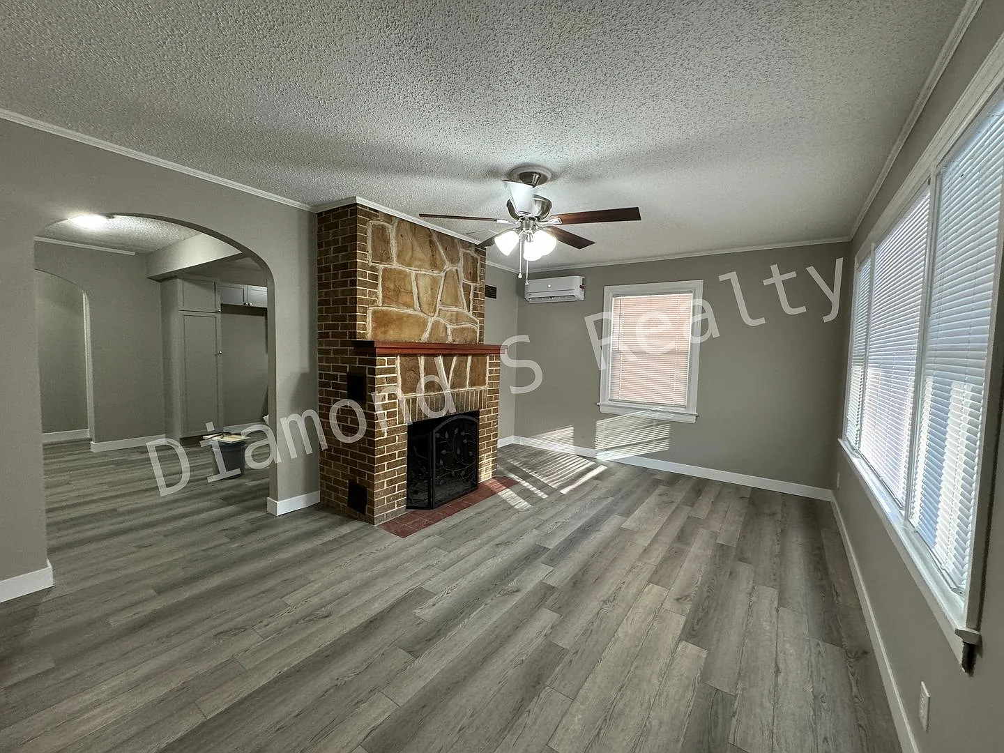 Updated 2 bedroom Home - Great Location — Photo 3