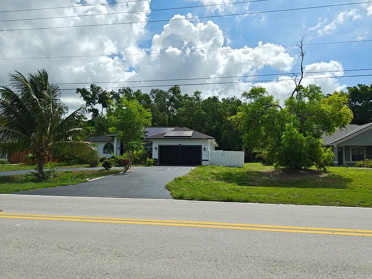 376 SW Tulip Blvd — Photo 3