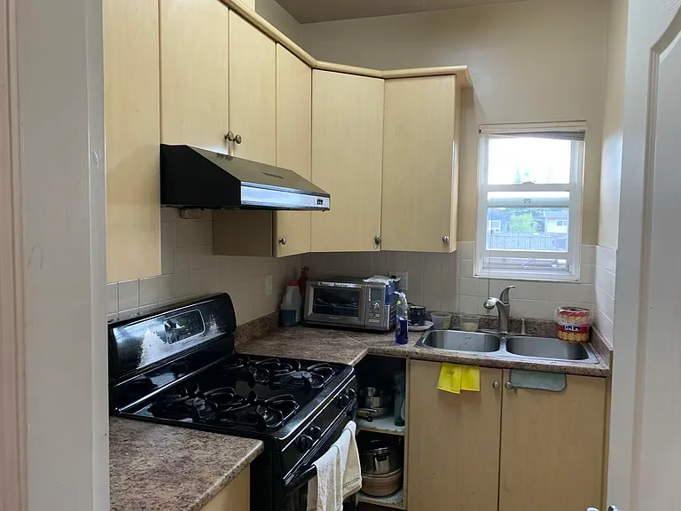 11 Cambie Rd — Photo 7