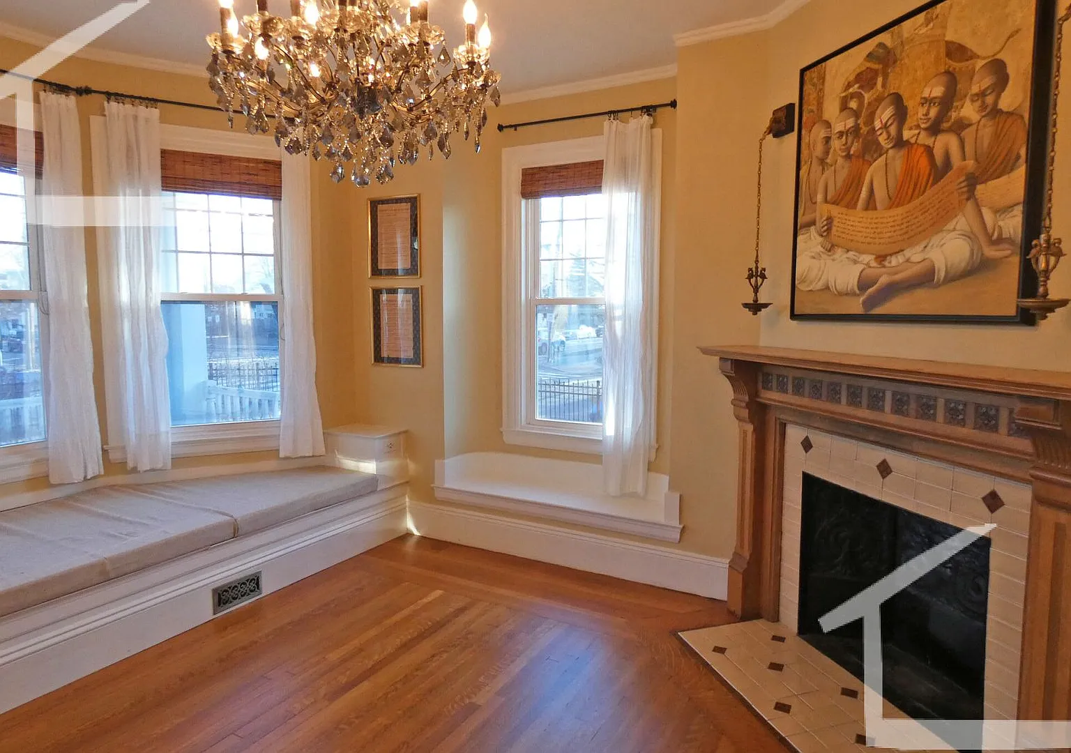 Lovely, De-leaded 3-bed, 2-bath Newton Apartment — Photo 1