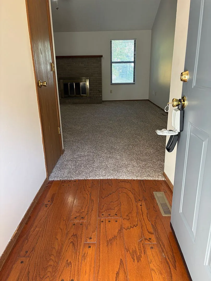 Three bedroom, two car garage ranch home with new paint and carpeting located in SW Springfield. — Photo 2