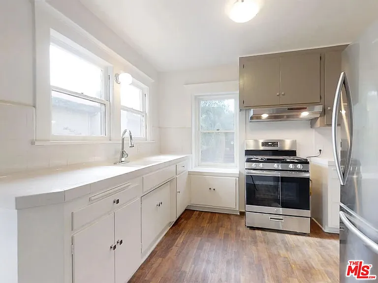 1260 N Flores St #5 — Photo 4