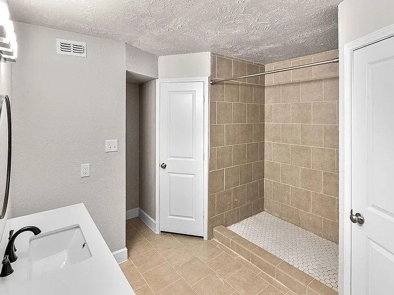 14910 Grassington Dr — Photo 12