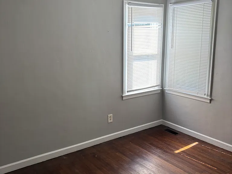 112 Windsor Dr — Photo 1