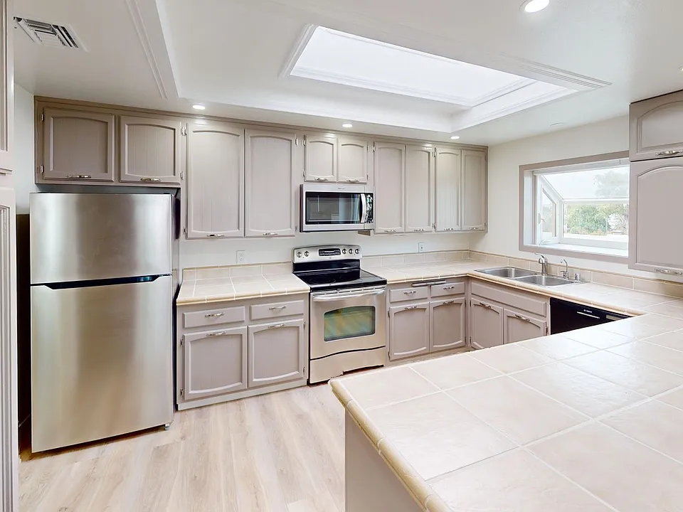 325 E Ave