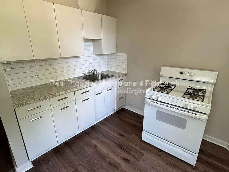 126 Earl St — Photo 6
