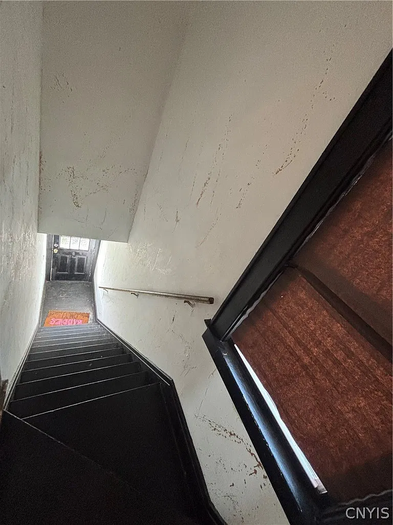 2 bed, 1.0 bath, 1056 sqft, $1,400 — Photo 2