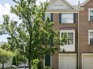 2422 Clover Field Cir, Herndon, VA 20171