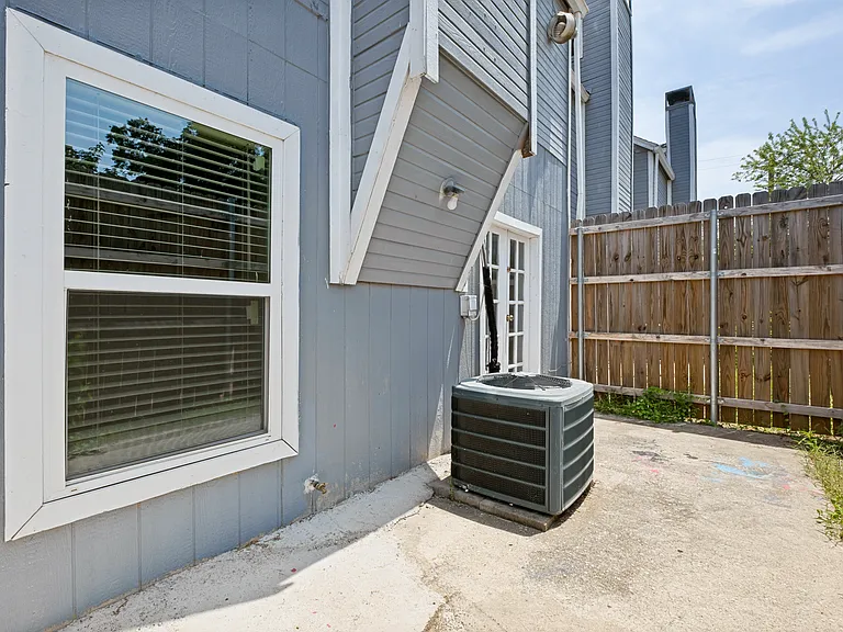 4624 San Jacinto St #B — Photo 12