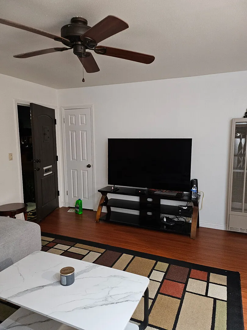 Cozy and Private One Bedroom next to everything — Photo 2