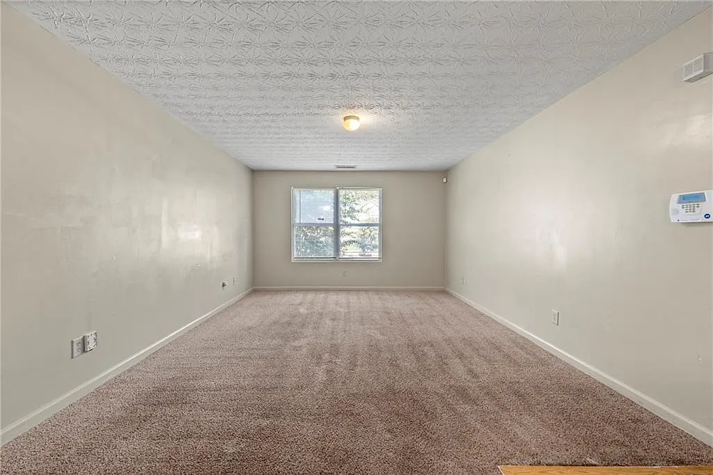 3 bed, 2.0 bath, 1292 sqft, $1,375 — Photo 3