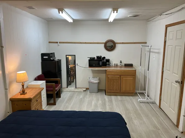 Cedar Ridge RV Park - Hall Apartment, 4475 W Highway 67, Glen Rose, TX 76043