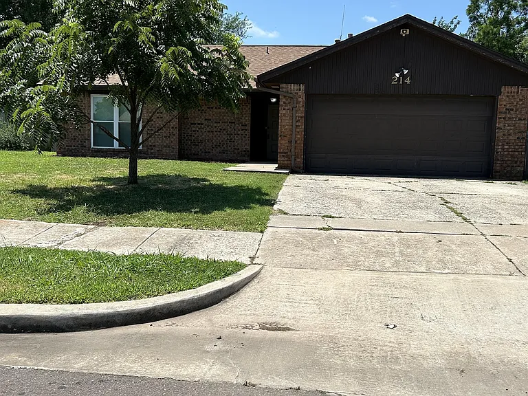 214 Falcon Ct — Photo 1