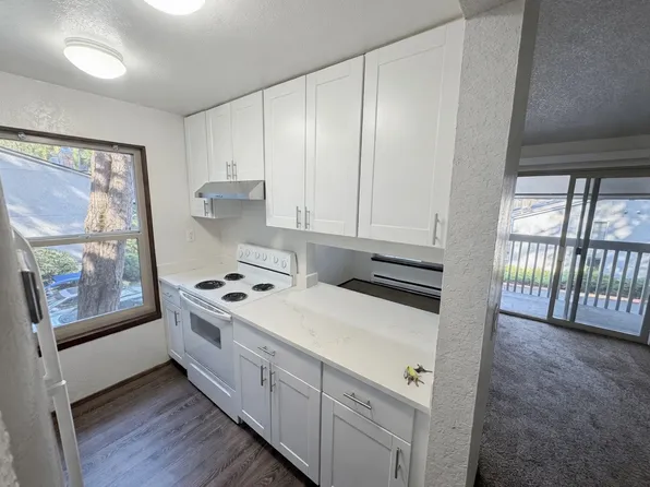 12714 NE 118th St APT 3, Kirkland, WA 98034