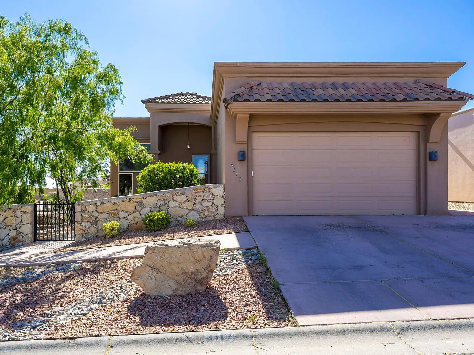 3 bed, 2.5 bath, 2373 sqft, $2,395 — Photo 2