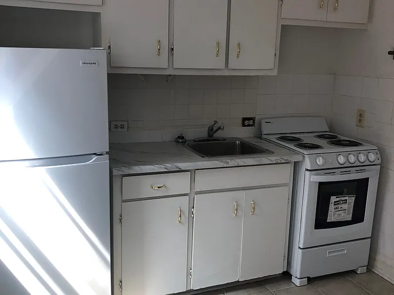 38 Lambton Ave — Photo 21