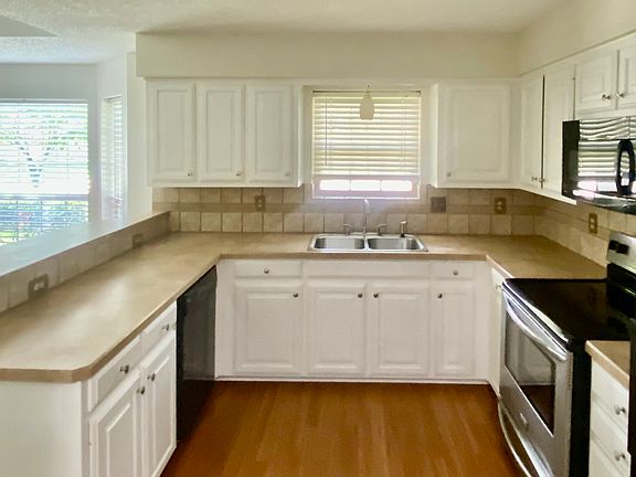 3rd image of 1122 Kensington Ct