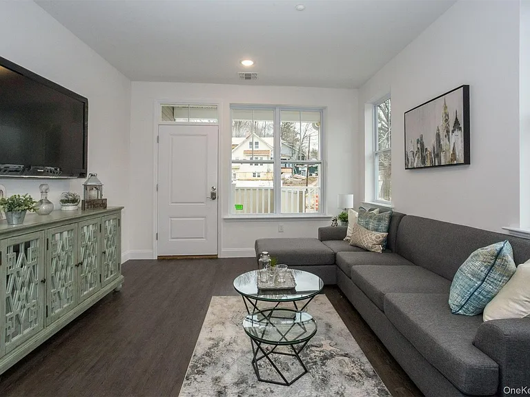 1046 New York Ave #6 — Photo 5