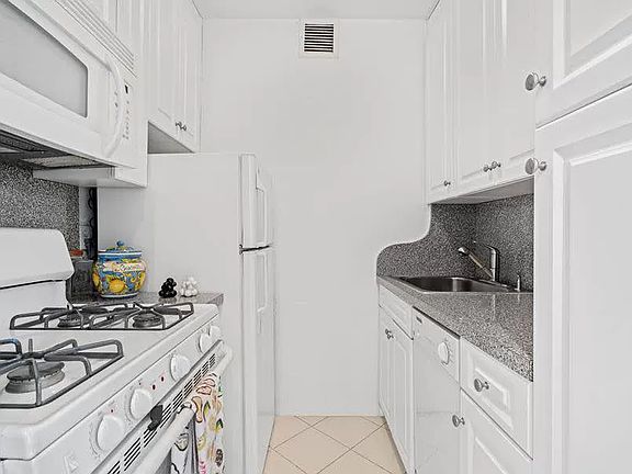 3rd image of 160 E 65th St APT 14A