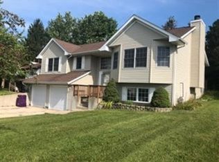 205 Candlewick Dr SE, Poplar Grove, IL 61065
