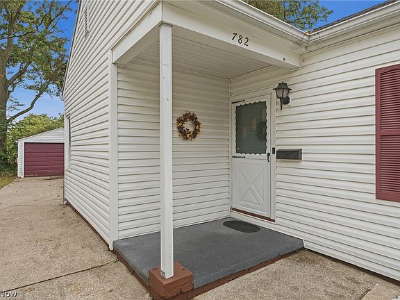 3rd image of 782 Saxon Ave