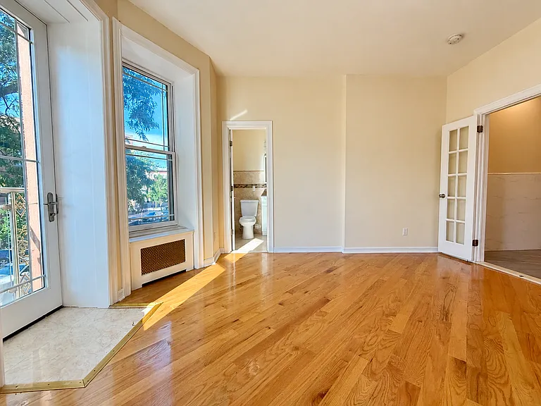 618 Bainbridge St #2 — Photo 4