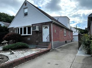 6982 230th St, Oakland Gardens, NY 11364