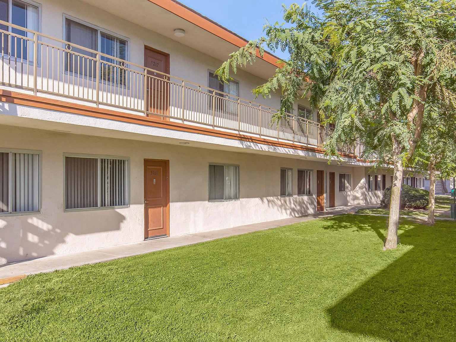 Plaza Court Apartments — Photo 3