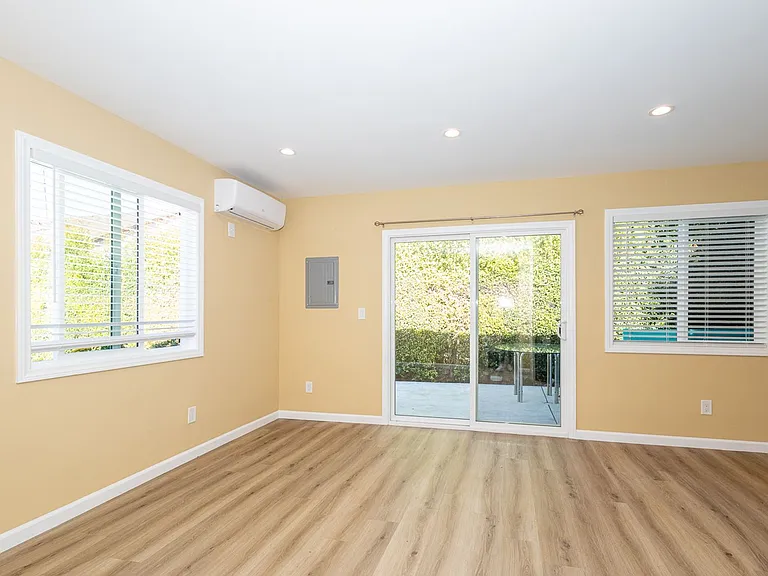 614 S Sycamore Ave — Photo 2