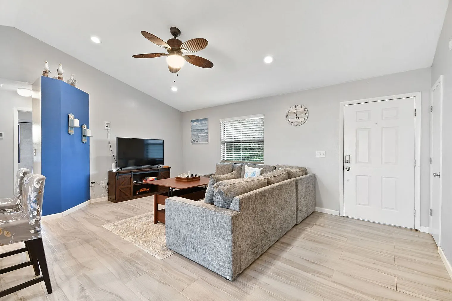 3 bed, 2.0 bath, 1205 sqft, $2,850 — Photo 3
