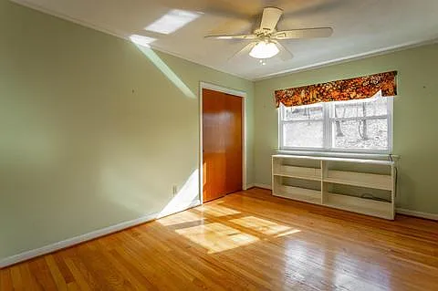 Middle bedroom. Walls are all painted a neutral tan now.